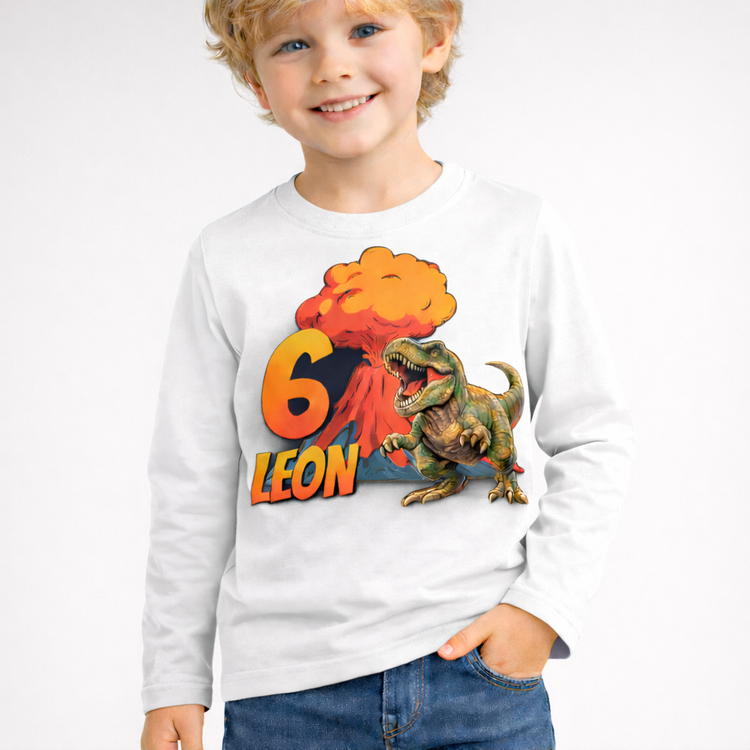 Weißes Kinder Langarmshirt mit Dinosaurier Motiv, personalisiert mit Name Leon und Zahl 6 für Kindergeburtstag Outfit.