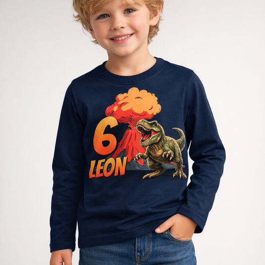 Rotes personalisiertes Kinder Langarmshirt mit Dinosaurier T-Rex und Vulkan Motiv sowie Name Leon und Geburtstagszahl 6 für Kindergeburtstag Outfit.
