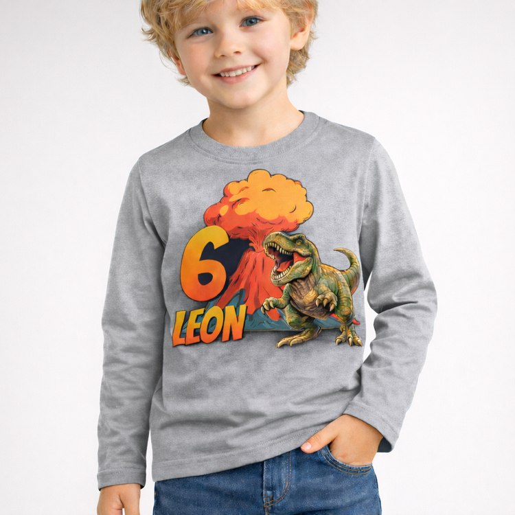 Graues Kinder Langarmshirt mit Dinosaurier T-Rex Motiv, Vulkan Grafik sowie personalisiertem Namen und Geburtstagszahl.