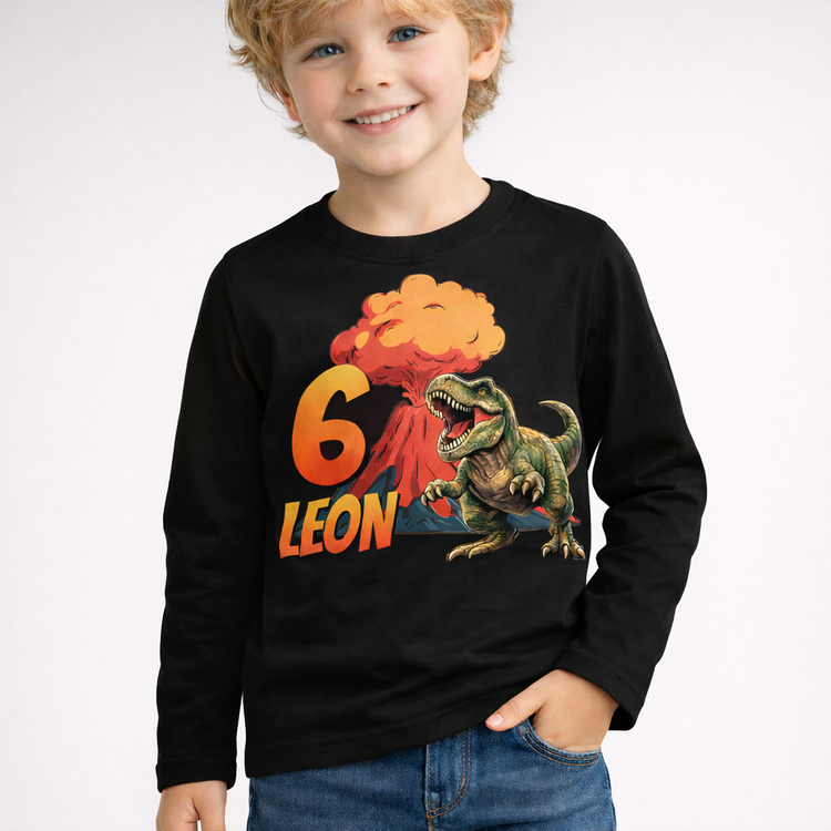 Schwarzes personalisiertes Kinder Langarmshirt mit Dinosaurier Motiv und Name Leon sowie Geburtstagszahl für Kindergeburtstag.