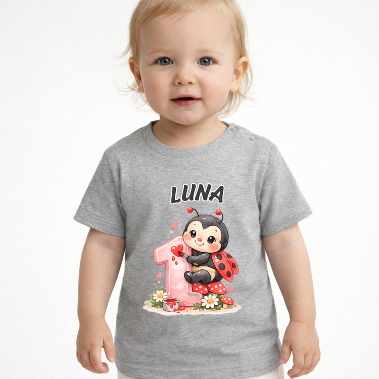 Graues Kleinkind T-Shirt mit Name Luna und Marienkäfer Illustration zum 1. Geburtstag, personalisierte Geschenkidee für Mädchen Geburtstag