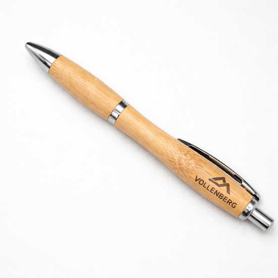 Bambus Kugelschreiber mit Logo Vollenberg, schräge Perspektive mit Clip und Druckmechanik, personalisiertes Werbegeschenk aus Holzoptik