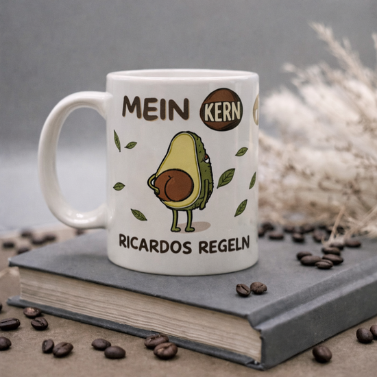 Avocado Kaffeetasse „Mein Kern Ricardos Regeln“, personalisierte Geschenk Tasse aus Keramik für Freunde und Familie