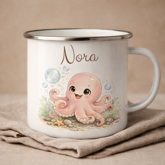 Personalisierte Emaille Tasse für Kinder mit Name „Nora“, niedlicher Oktopus mit Meeresboden und Seestern – individuelles Kinder Geschenk mit Meerestier Motiv