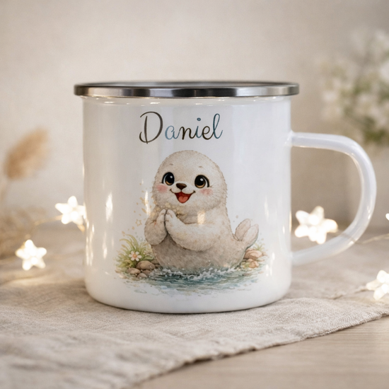Personalisierte Emaille Tasse für Kinder mit Namen „Daniel“, niedlicher Seehund im Wasser – liebevolle Geschenkidee für Kinder, Kindergarten oder Geburtstag