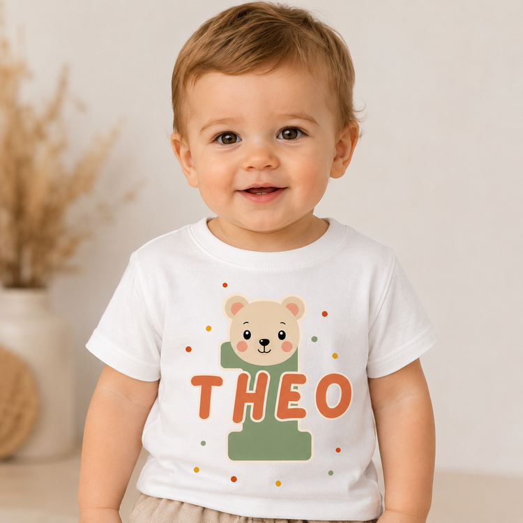 Weißes Babyshirt zum 1. Geburtstag mit Bär-Motiv, Zahl 1 und Name Theo