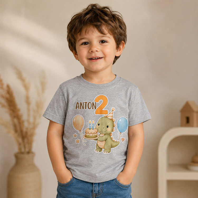 ALT-Text: Graues Kinder T-Shirt mit Namen Anton und Zahl 2, Dino Geburtstagsmotiv als personalisiertes Geschenk für Jungen, Frontansicht