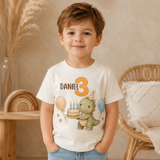 Cremefarbenes Kinder T-Shirt mit Daniel 3, Dino Motiv mit Torte und Ballons als personalisiertes Geburtstagsgeschenk, Lifestyle