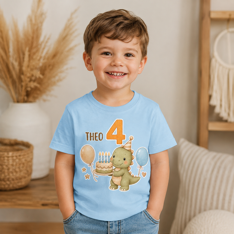 Hellblaues Kinder T-Shirt mit Theo 4, süßem Dino und Geburtstagstorte als personalisiertes Geschenk, Boho Kinderzimmer Front