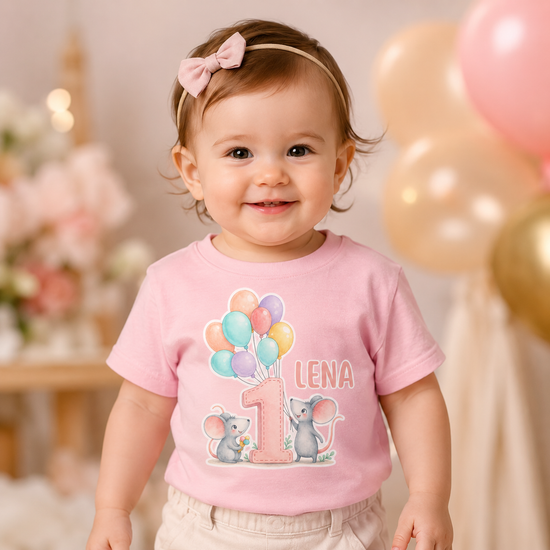 Süßes Mädchen mit rosa Geburtstagsshirt und personalisiertem Aufdruck Lena, Zahl 1, Luftballons und kleinen Mäusen. Ideal für den ersten Geburtstag, Cake Smash Fotos, Baby Party oder besondere Erinnerungsbilder im zarten Pastell Look.