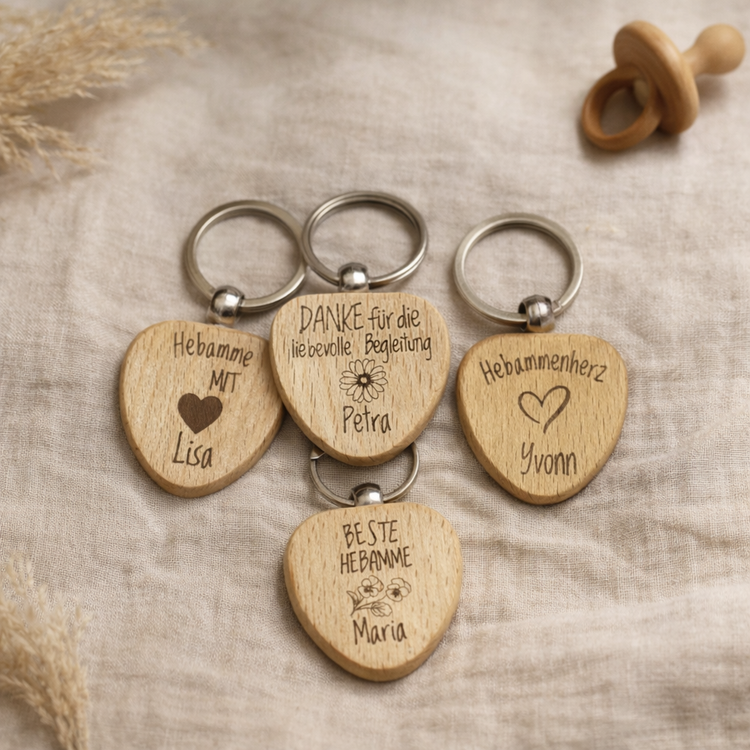 Set gravierter Holz Schluesselanhaenger fuer Hebamme mit Namen und Herzmotiv, persoenliches Geschenk zur Geburt