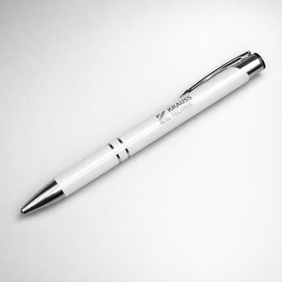 Weisser Kugelschreiber aus Metall mit Krauss Technik Logo, minimalistisch eleganter Werbestift personalisiert als stilvolles Business Geschenk