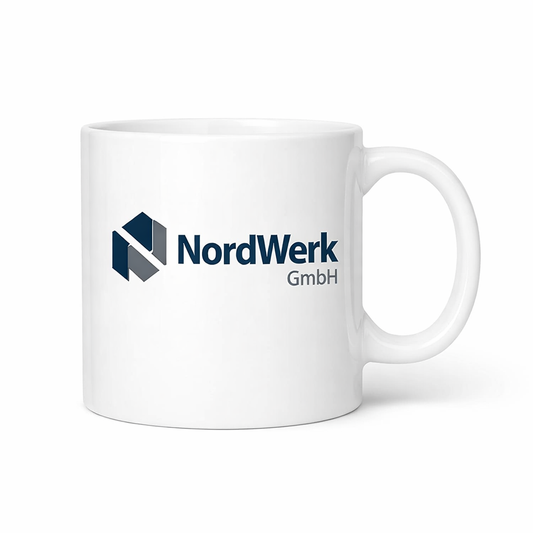 Weiße Werbetasse aus Keramik mit NordWerk GmbH Logo, rechtsseitiger Henkel, hochwertiger Firmendruck für Büro, Messe und Kundengeschenke