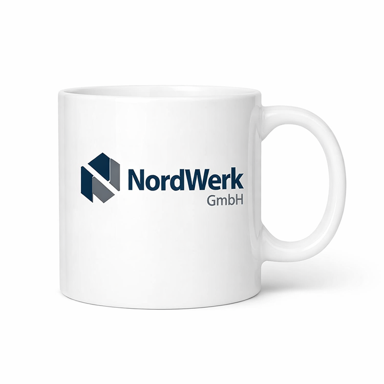 Weiße Werbetasse aus Keramik mit NordWerk GmbH Logo, rechtsseitiger Henkel, hochwertiger Firmendruck für Büro, Messe und Kundengeschenke